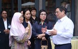 [Ảnh] Thủ tướng Việt Nam cùng Thủ tướng Malaysia và phu nhân trải nghiệm phố sách Hà Nội 