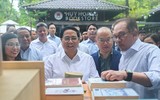 [Ảnh] Thủ tướng Việt Nam cùng Thủ tướng Malaysia và phu nhân trải nghiệm phố sách Hà Nội 