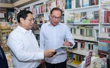 [Ảnh] Thủ tướng Việt Nam cùng Thủ tướng Malaysia và phu nhân trải nghiệm phố sách Hà Nội 
