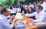 [Ảnh] Thủ tướng Việt Nam cùng Thủ tướng Malaysia và phu nhân trải nghiệm phố sách Hà Nội 