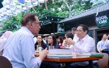 [Ảnh] Thủ tướng Việt Nam cùng Thủ tướng Malaysia và phu nhân trải nghiệm phố sách Hà Nội 