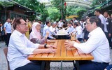 [Ảnh] Thủ tướng Việt Nam cùng Thủ tướng Malaysia và phu nhân trải nghiệm phố sách Hà Nội 
