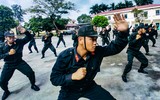 Xem chiến sĩ nghĩa vụ thành thạo báo cáo kết quả huấn luyện Cảnh sát cơ động ở Hà Nội