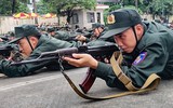Xem chiến sĩ nghĩa vụ thành thạo báo cáo kết quả huấn luyện Cảnh sát cơ động ở Hà Nội