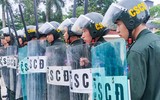 Xem chiến sĩ nghĩa vụ thành thạo báo cáo kết quả huấn luyện Cảnh sát cơ động ở Hà Nội