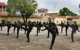 Xem chiến sĩ nghĩa vụ thành thạo báo cáo kết quả huấn luyện Cảnh sát cơ động ở Hà Nội