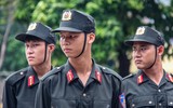 Xem chiến sĩ nghĩa vụ thành thạo báo cáo kết quả huấn luyện Cảnh sát cơ động ở Hà Nội