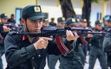Xem chiến sĩ nghĩa vụ thành thạo báo cáo kết quả huấn luyện Cảnh sát cơ động ở Hà Nội