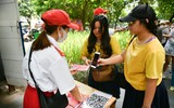 Xem người dân và du khách xếp hàng nhận vé miễn phí trải nghiệm xe bus 2 tầng ở Thủ đô dịp Quốc khánh 2023