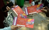 Xem người dân và du khách xếp hàng nhận vé miễn phí trải nghiệm xe bus 2 tầng ở Thủ đô dịp Quốc khánh 2023