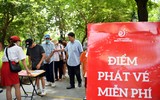 Xem người dân và du khách xếp hàng nhận vé miễn phí trải nghiệm xe bus 2 tầng ở Thủ đô dịp Quốc khánh 2023