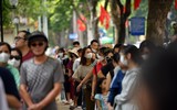 Xem người dân và du khách xếp hàng nhận vé miễn phí trải nghiệm xe bus 2 tầng ở Thủ đô dịp Quốc khánh 2023
