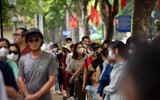 Xem người dân và du khách xếp hàng nhận vé miễn phí trải nghiệm xe bus 2 tầng ở Thủ đô dịp Quốc khánh 2023