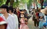 Xem người dân và du khách xếp hàng nhận vé miễn phí trải nghiệm xe bus 2 tầng ở Thủ đô dịp Quốc khánh 2023