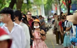 Xem người dân và du khách xếp hàng nhận vé miễn phí trải nghiệm xe bus 2 tầng ở Thủ đô dịp Quốc khánh 2023