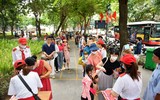 Xem người dân và du khách xếp hàng nhận vé miễn phí trải nghiệm xe bus 2 tầng ở Thủ đô dịp Quốc khánh 2023