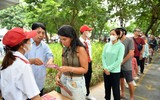 Xem người dân và du khách xếp hàng nhận vé miễn phí trải nghiệm xe bus 2 tầng ở Thủ đô dịp Quốc khánh 2023