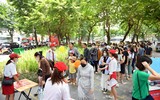 Xem người dân và du khách xếp hàng nhận vé miễn phí trải nghiệm xe bus 2 tầng ở Thủ đô dịp Quốc khánh 2023