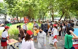 Xem người dân và du khách xếp hàng nhận vé miễn phí trải nghiệm xe bus 2 tầng ở Thủ đô dịp Quốc khánh 2023