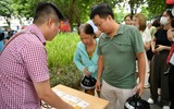 Xem người dân và du khách xếp hàng nhận vé miễn phí trải nghiệm xe bus 2 tầng ở Thủ đô dịp Quốc khánh 2023