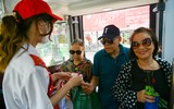 Xem người dân và du khách xếp hàng nhận vé miễn phí trải nghiệm xe bus 2 tầng ở Thủ đô dịp Quốc khánh 2023