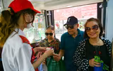 Xem người dân và du khách xếp hàng nhận vé miễn phí trải nghiệm xe bus 2 tầng ở Thủ đô dịp Quốc khánh 2023