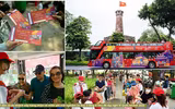 Xem người dân và du khách xếp hàng nhận vé miễn phí trải nghiệm xe bus 2 tầng ở Thủ đô dịp Quốc khánh 2023