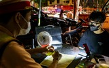 Xem Tổ công tác 141 Công an Hà Nội kiểm tra nồng độ cồn, xử lý thanh thiếu niên lạng lách đánh võng trong đêm