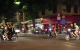 Xem Tổ công tác 141 Công an Hà Nội kiểm tra nồng độ cồn, xử lý thanh thiếu niên lạng lách đánh võng trong đêm