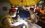 Xem Tổ công tác 141 Công an Hà Nội kiểm tra nồng độ cồn, xử lý thanh thiếu niên lạng lách đánh võng trong đêm