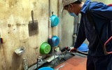 Theo chân đội xung kích diệt bọ gậy, phòng sốt xuất huyết ở Hà Nội