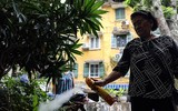 Theo chân đội xung kích diệt bọ gậy, phòng sốt xuất huyết ở Hà Nội