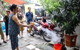 Theo chân đội xung kích diệt bọ gậy, phòng sốt xuất huyết ở Hà Nội