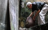 Theo chân đội xung kích diệt bọ gậy, phòng sốt xuất huyết ở Hà Nội