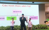 Xem cảnh sát cơ động Hà Nội hướng dẫn học sinh tiểu học phòng vệ khi bị bắt cóc, xâm hại