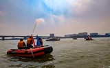 Xem Cảnh sát PCCC Hà Nội hướng dẫn Đội phản ứng nhanh giao thông Thành đoàn thực hành cứu hộ, cứu nạn trên sông Hồng