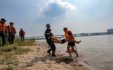 Xem Cảnh sát PCCC Hà Nội hướng dẫn Đội phản ứng nhanh giao thông Thành đoàn thực hành cứu hộ, cứu nạn trên sông Hồng