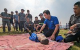 Xem Cảnh sát PCCC Hà Nội hướng dẫn Đội phản ứng nhanh giao thông Thành đoàn thực hành cứu hộ, cứu nạn trên sông Hồng