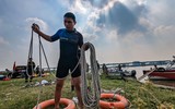 Xem Cảnh sát PCCC Hà Nội hướng dẫn Đội phản ứng nhanh giao thông Thành đoàn thực hành cứu hộ, cứu nạn trên sông Hồng