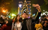 Hình ảnh ấn tượng trong đêm Giáng sinh 2023 an lành, đầy ắp nụ cười ở Thủ đô