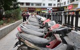 Cận cảnh hơn 200 xe máy vô chủ nằm phủ bụi ở khu HH Linh Đàm 