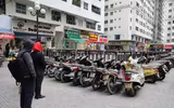 Cận cảnh hơn 200 xe máy vô chủ nằm phủ bụi ở khu HH Linh Đàm 