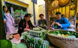 Đến ngôi nhà di sản xem người Hà Nội gói bánh chưng truyền thống Tết Giáp Thìn 2024