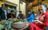 Đến ngôi nhà di sản xem người Hà Nội gói bánh chưng truyền thống Tết Giáp Thìn 2024