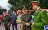 Tri ân liệt sỹ Công an Hà Nội, tặng quà các chốt giao thông cửa ngõ Thủ đô