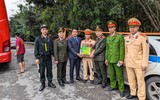 Tri ân liệt sỹ Công an Hà Nội, tặng quà các chốt giao thông cửa ngõ Thủ đô