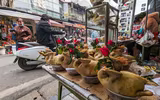 Xếp hàng chờ mua gà ngậm hoa hồng tại 