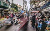Xếp hàng chờ mua gà ngậm hoa hồng tại 