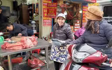 Xếp hàng chờ mua gà ngậm hoa hồng tại 