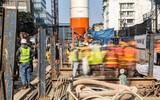 Nụ cười tươi rói của công nhân trên công trình trọng điểm làm xuyên tết ở Thủ đô